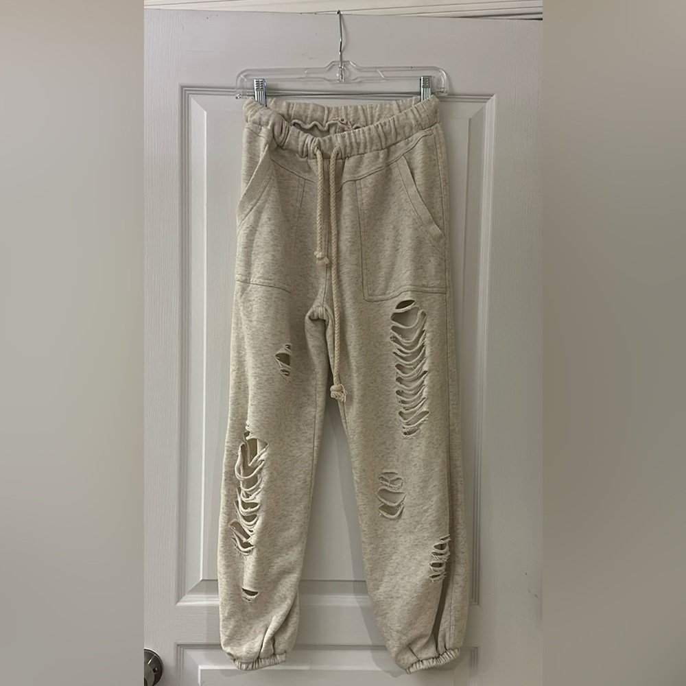 POL fashion sweatpants, Heather grey, pockets in front and bank.